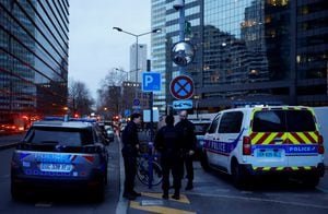 Las fuerzas policiales aseguran el área después de un problema de seguridad en un centro comercial en el distrito de negocios de La Defense cerca de París, Francia, el 18 de febrero de 2023.