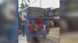Niños pusieron en riesgo su vida al treparse a un bus del MIO.