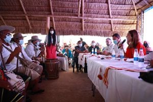 La ministra de Transporte, Ángela María Orozco, se reunión con representantes de las comunidades Wayúu este viernes.