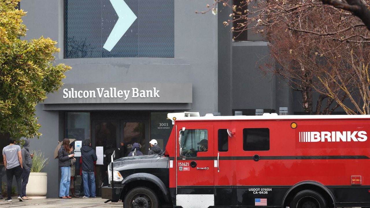 Un camión blindado Brinks se encuentra estacionado frente a la sede cerrada de Silicon Valley Bank (SVB) el 10 de marzo de 2023 en Santa Clara, California. (Foto de JUSTIN SULLIVAN/GETTY IMAGES NORTH AMERICA/Getty Images vía AFP)