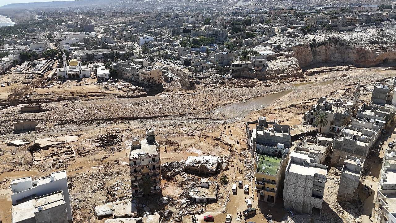 Una vista general de la ciudad inundada de Derna, Libia. El agua que descendió por la ladera de la montaña de Derna y entró en la ciudad ha matado a miles y dejado a miles más desaparecidos