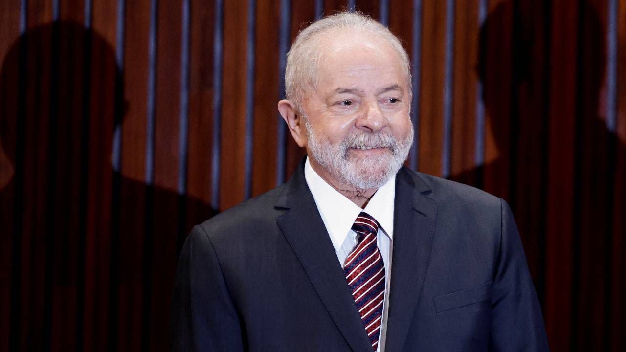 Archivo: El presidente electo de Brasil, Luiz Lula da Silva , recibe la confirmación de su victoria en las recientes elecciones presidenciales, en Brasilia.