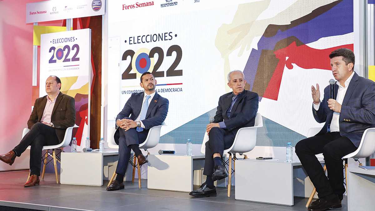 De izquierda a derecha, Nicolás Farfán, registrador delegado en lo electoral de la Registraduría; Daniel Palacio, ministro del Interior; Edulfo Peña, macroeditor de Nación de SEMANA, y Diego Molano, ministro de Defensa.
