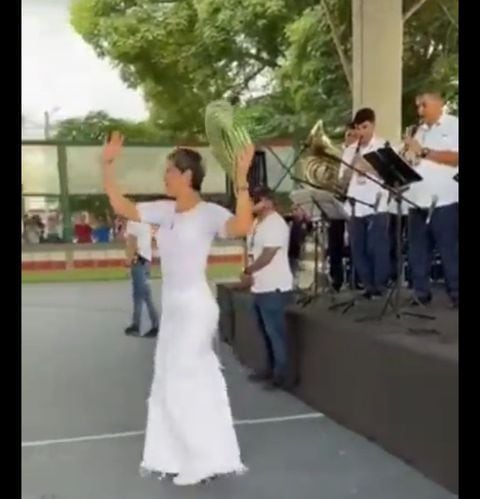 Verónica Alcocer bailando en evento cultural en Sincelejo.