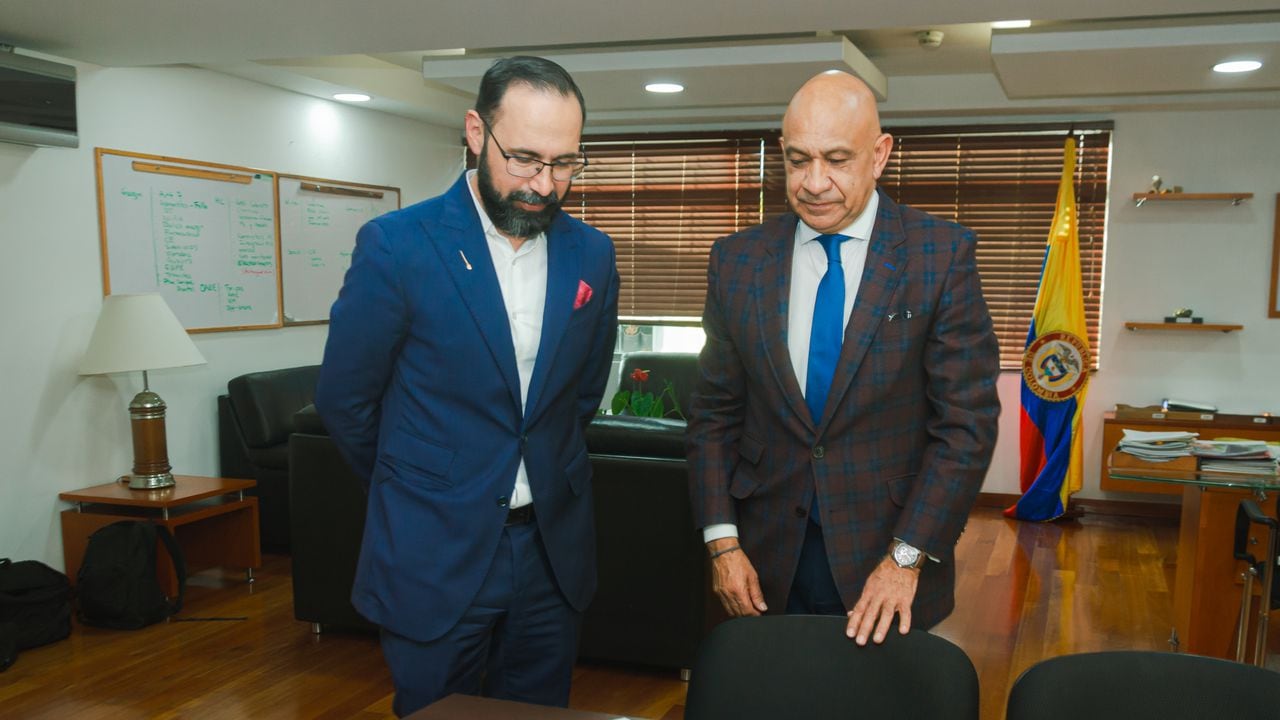 El ministro de Minas y Energía posesionó al nuevo director de la CREG.