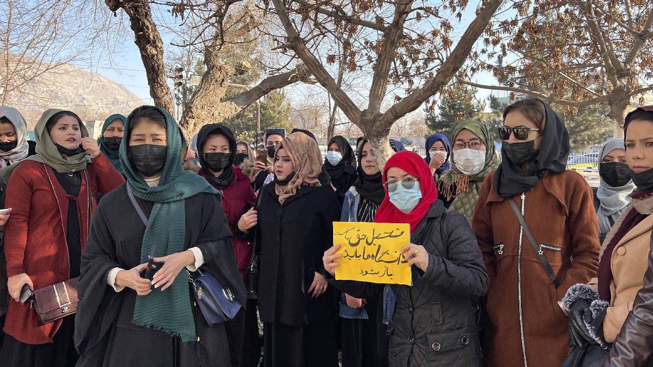 Mujeres afganas participan en una protesta contra la prohibición de la educación universitaria para las mujeres, en Kabul, Afganistán, el jueves 22 de diciembre de 2022.