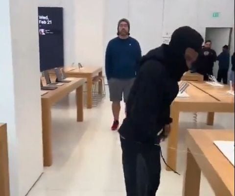 Un hombre hurtó cerca de 50 celulares de una tienda de Apple.