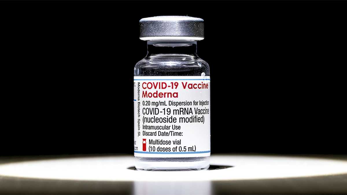 De acuerdo con las autoridades sanitarias, la curva de casos y muertes por el virus ha bajado en las últimas semanas impulsada también por el avance del Plan Nacional de Vacunación.