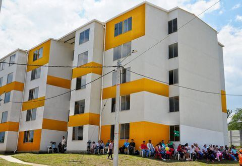 Minvivienda entregó 90 viviendas a campesinos afectados por conflicto armado.