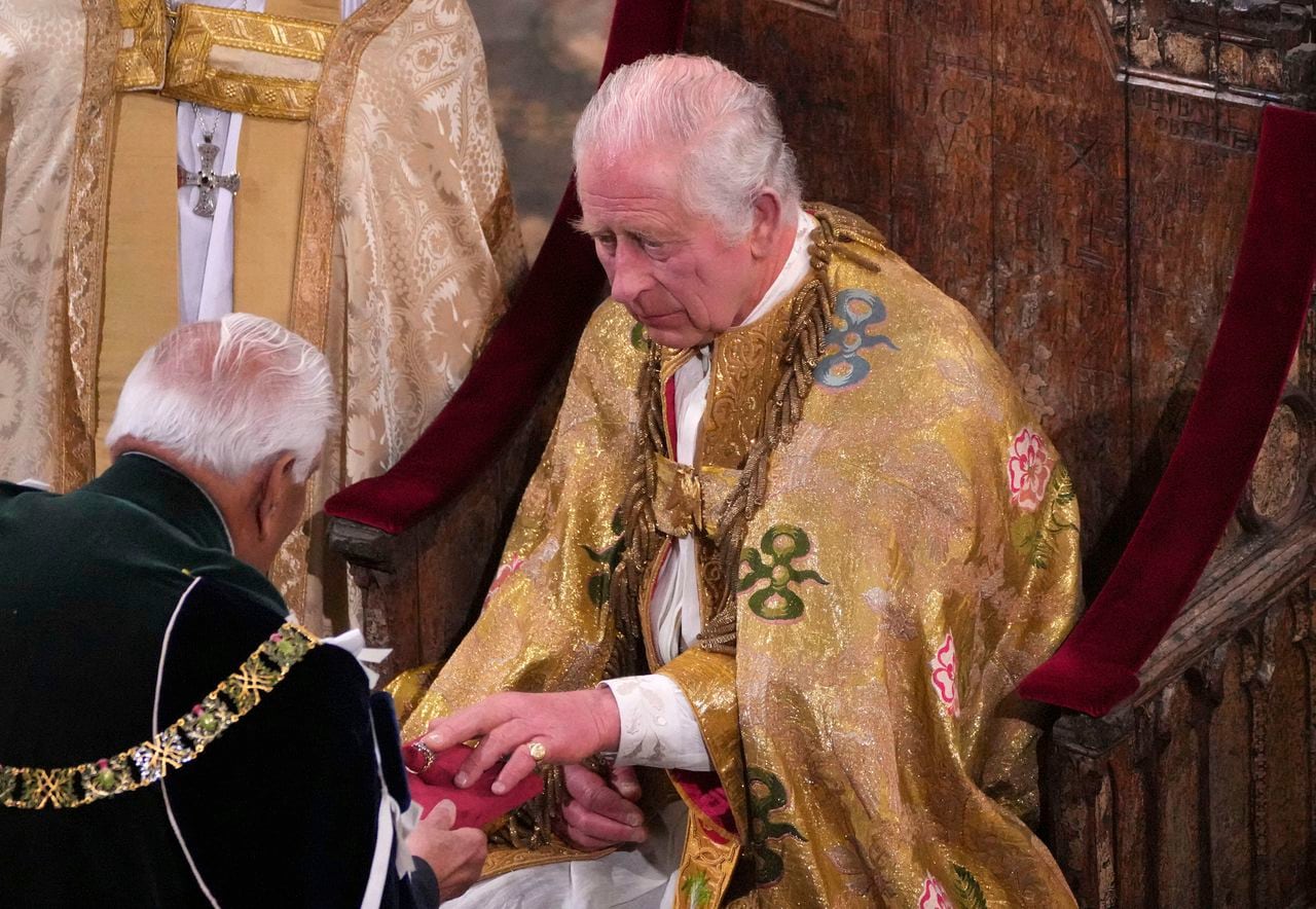 El rey Carlos III de Gran Bretaña sostiene el Anillo del Soberano durante su coronación en la Abadía de Westminster, Londres