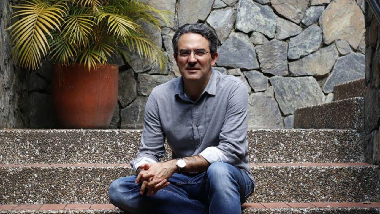 El escritor Juan Gabriel Vásquez participará en el Hay Festival de Querétaro 2020. Imagen cortesía del evento.