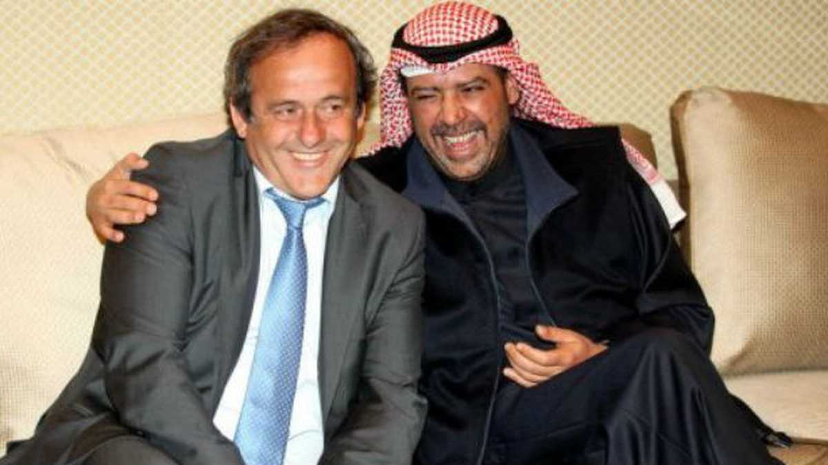 Michel Platini junto a junto al presidente del Comité Olímpico de Asia, Sheikh Ahmed Al-Fahad Al-Sabah.