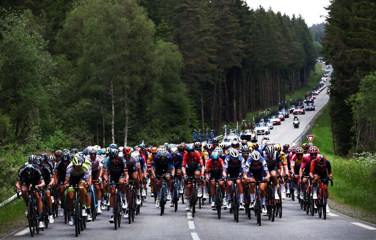 El pelotón cabalga durante la segunda etapa de la 75ª edición de la carrera ciclista Criterium du Dauphine, 167,3 km entre Brassac-les-Mines y La Chaise-Dieu
