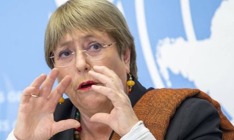 Bachelet abogó por la regulación de herramientas como Pegasus, advirtiendo el peligro de ella para escenarios como la libertad de prensa.