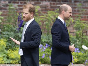El príncipe Harry, a la izquierda, y el príncipe William se paran juntos durante la inauguración de una estatua que encargaron a su madre, la princesa Diana, en lo que habría sido su 60 cumpleaños, en el Sunken Garden en el Palacio de Kensington, Londres, el jueves 1 de julio de 2021. Foto:  Dominic Lipinski / Pool Photo vía AP.