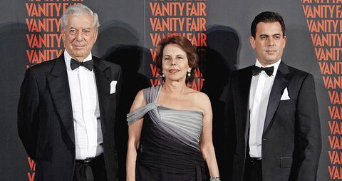 Mario Vargas Llosa, junto a su exesposa Patricia Llosa y el hijo mayor de ambos, Álvaro. Según la prensa española, el escritor estaría intentando regresar al lado de quien fuera su mujer por 50 años.