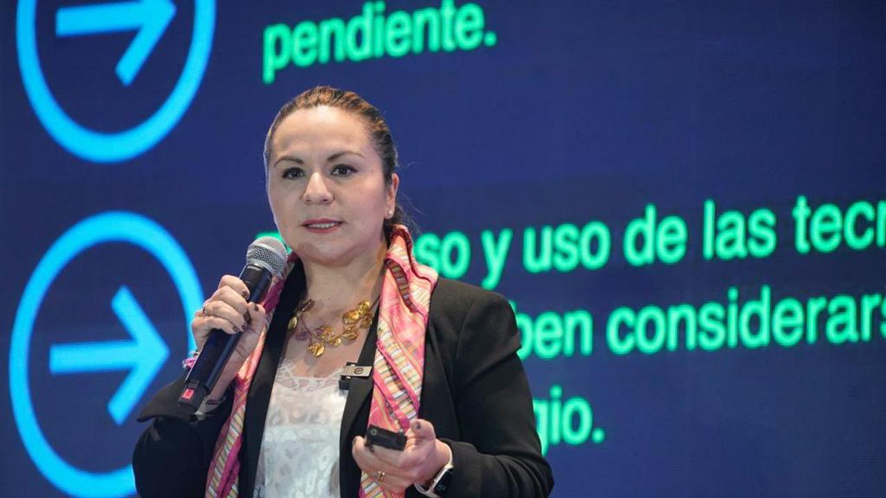 Sandra Urrutia, ministra de las TIC, habla sobre la banda ancha que instalan en las juntas de acción comunal.