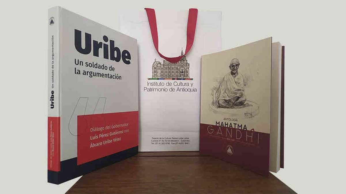 El paquete de regalo navideño del Instituto de Cultura y Patrimonio de Antioquia incluía dos libros: 'Antología Mahatma Gandhi 1869-1948' y 'Uribe soldado de la argumentación. Diálogo del Gobernador Luis Pérez Gutiérrez con Álvaro Uribe Vélez'. 