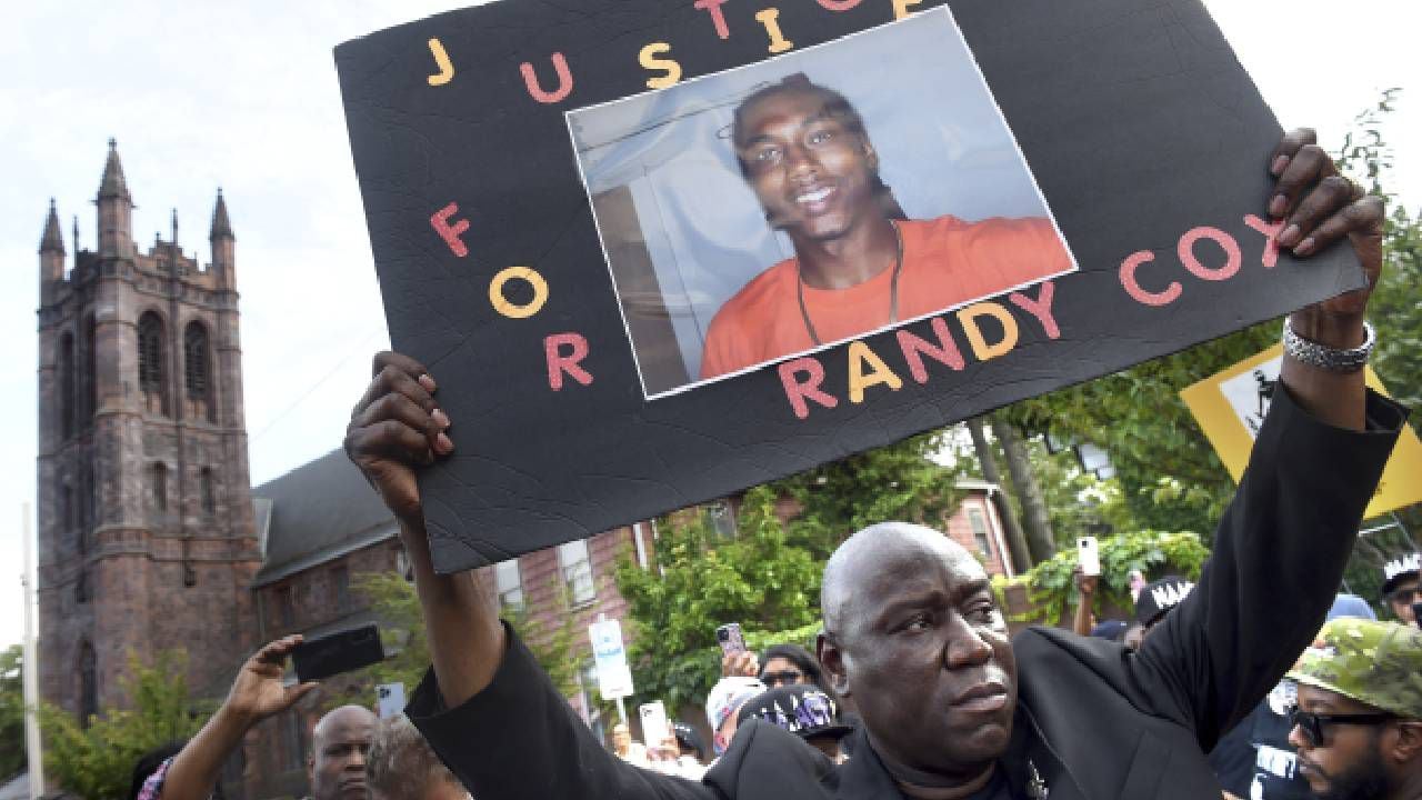 El abogado de derechos civiles, Benjamin Crump, participa en una marcha por justicia para Richard "Randy" Cox.