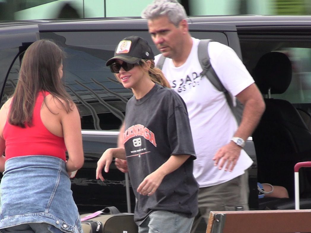 Shakira de regreso a Barcelona con presencia de su hermano Tonino.
