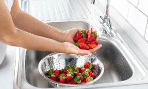 Así se deben lavar las frutas.