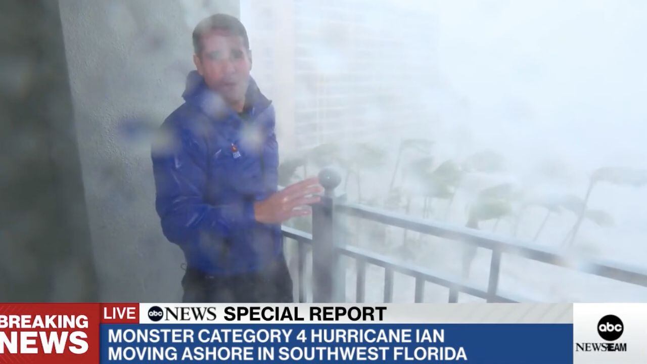 Uno de los periodistas de la cadena de televisión ABC en medio de la tormenta causada por el huracán Ian