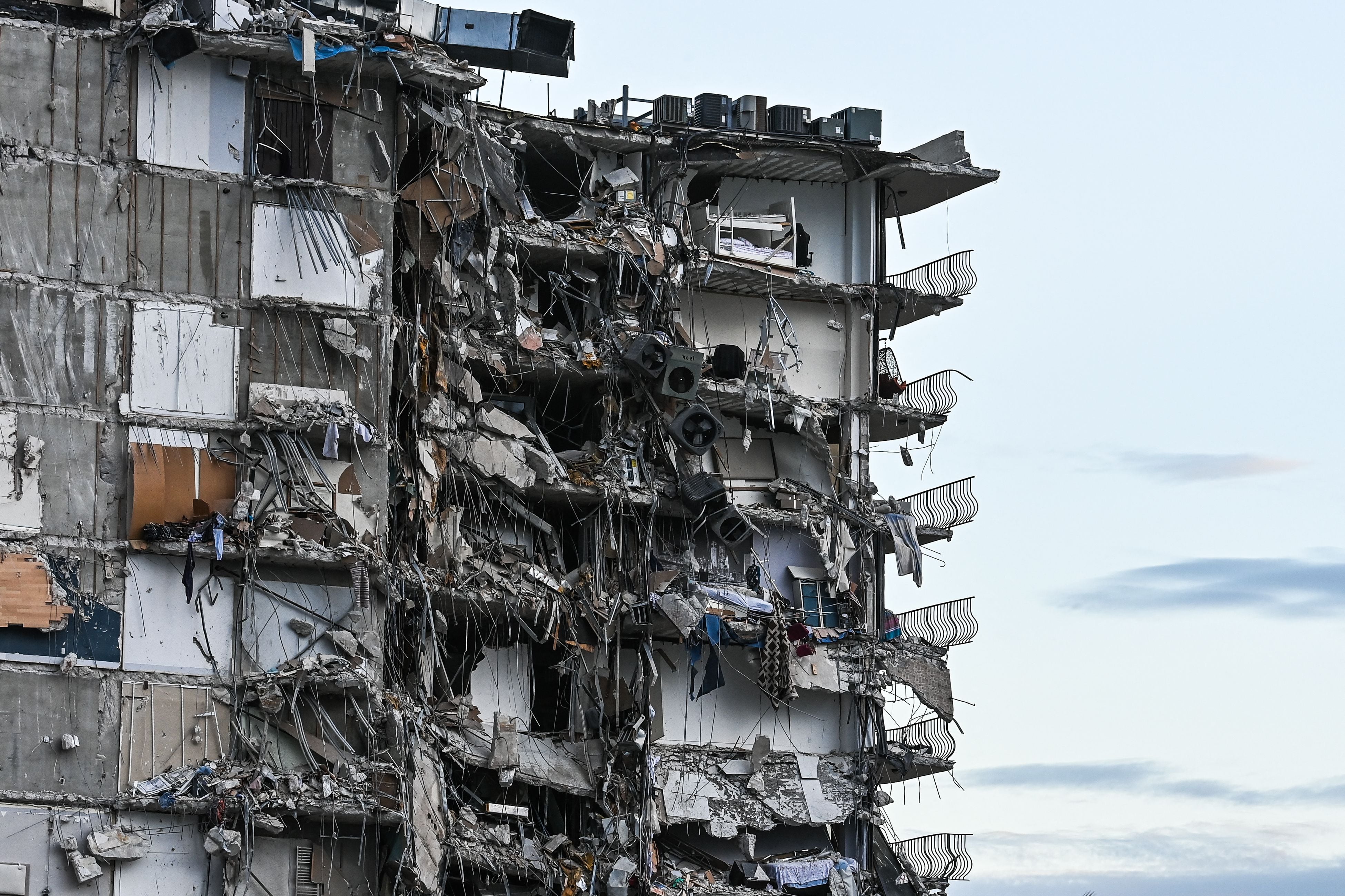 99 desaparecidos: se eleva la cifra de posibles víctimas del colapso de  edificio cerca a Miami Beach