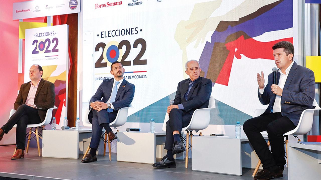 De izquierda a derecha, Nicolás Farfán, registrador delegado en lo electoral de la Registraduría; Daniel Palacio, ministro del Interior; Edulfo Peña, macroeditor de Nación de SEMANA, y Diego Molano, ministro de Defensa.