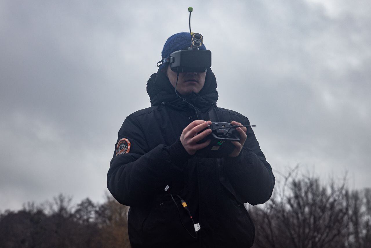 Un civil entrena con un dron FPV durante un curso de drones para civiles y militares dirigido por la Academia Kruk para Operaciones con Drones de Ucrania el 21 de febrero de 2024 en Kiev, Ucrania.