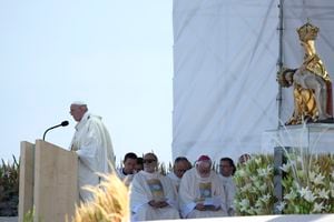 El Papa Francisco habla durante una Misa en la explanada del Santuario Nacional en Sastin, Eslovaquia. Foto AP / Gregorio Borgia