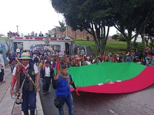 Caravana humanitaria de la Minga Indígena, a su paso por Tuluá, camino a Bogotá.