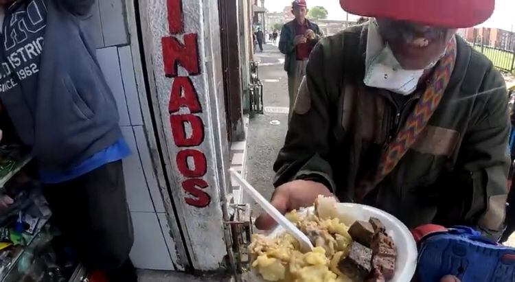 Incluso en el video se ve, que le ofrecen ese almuerzo a habitantes de calles quienes les agradecen.