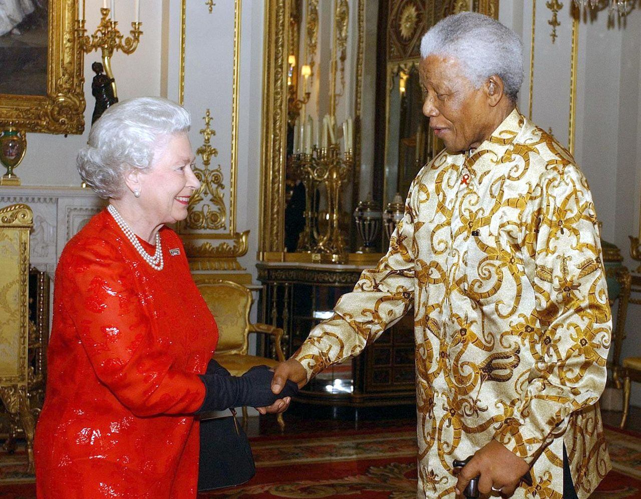 En esta foto de archivo tomada el 20 de octubre de 2003, la reina Isabel II se reúne con el expresidente sudafricano Nelson Mandela durante una recepción en el Palacio de Buckingham.