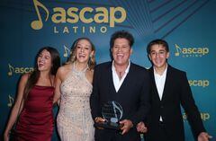 Carlos Vives dedica premio a persona del año de los Latin Grammy 2024 a los juglares colombianos