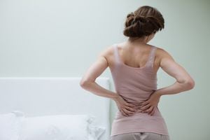 Mujer frotando dolor de espalda