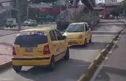 Taxista en reversa en Bucaramanga.