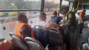 Policía en Barranquilla monitorea las rutas y hace registros y solicitudes de antecedentes a pasajeros y transeúntes.