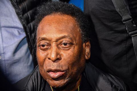 (FILES) In this file photo taken on April 09, 2019, Brazilian football great Edson Arantes do Nascimento, known as Pele, arrives at Guarulhos International Airport, in Guarulhos some 25km from Sao Paulo, Brazil. - The hospital treating Brazilian football great Pele announced on December 21, 2022, a "progression" in his cancer, as well as kidney and heart "dysfunctions." Pele, 82, is being treated in the general ward but "requires greater care related to renal and cardiac dysfunctions," said the Albert Einstein Hospital in Sao Paulo. (Photo by NELSON ALMEIDA / AFP)