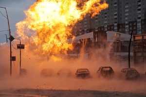 El fuego arde después de un ataque con misiles rusos, en medio del ataque de Rusia a Ucrania, en Kiev, Ucrania, el 2 de enero de 2024.