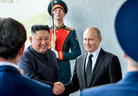 ARCHIVO - El presidente ruso Vladimir Putin, centro derecha, y el líder de Corea del Norte, Kim Jong Un, se dan la mano durante su reunión en Vladivostok, Rusia, el jueves 25 de abril de 2019