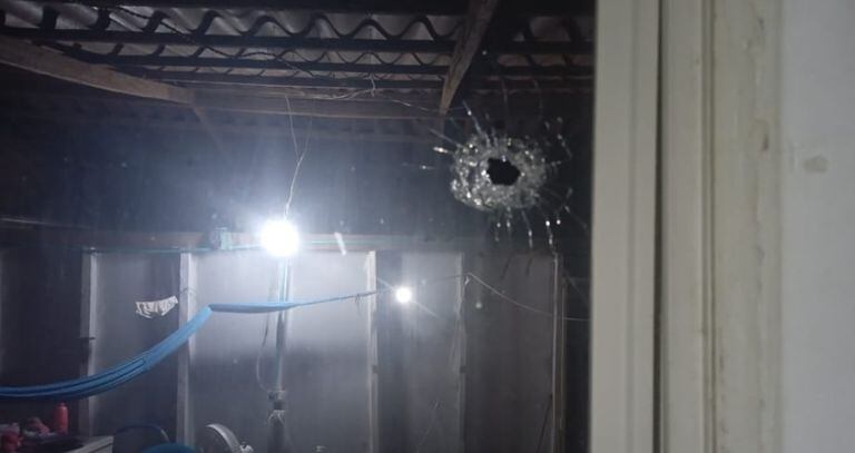 Impactos de bala en ventana, tras ataque armado del ELN y disidencias de las Farc en Antioquia.