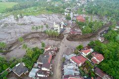 Las fuertes lluvias han hecho que barrios enteros queden casi que bajo las aguas y el lodo en Indonesia.
