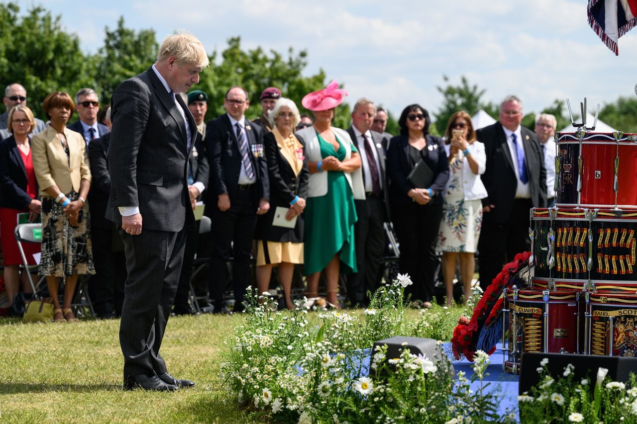 El primer ministro británico, Boris Johnson, rinde homenaje a los soldados caídos durante la Guerra de las Malvinas.