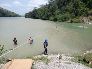 Tanto oficiales de rescate como voluntarios se encuentran en el cauce del río Cauca, dando la búsqueda del cuerpo.