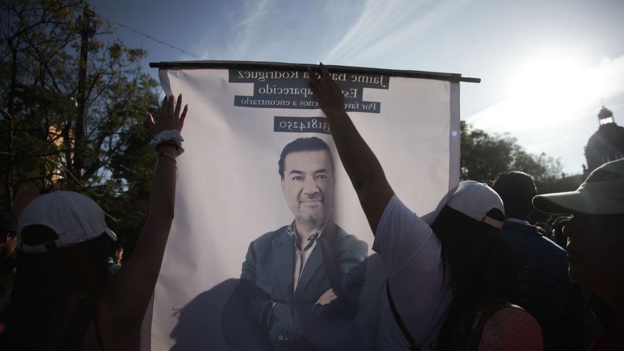 La gente sostiene una pancarta con la imagen del periodista desaparecido Jaime Barrera durante una protesta por la desaparición del periodista mexicano Jaime Barrera el 12 de marzo de 2024 en Guadalajara, México