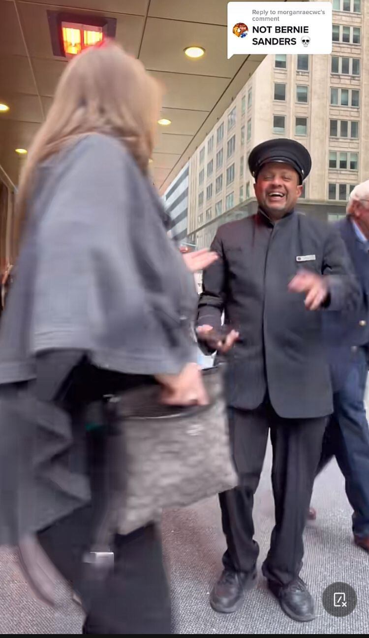 Senador Bernie Sanders quedó atrapado en un baile de TikTok; no pudo  disimular su incomodidad