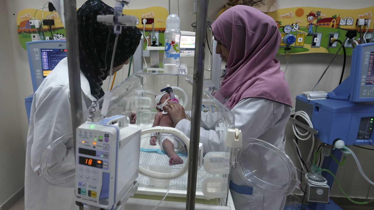 Médicos palestinos tratan a un bebé prematuro en el Hospital Al Aqsa en Deir el-Balah, Franja de Gaza, el domingo 22 de octubre de 2023.