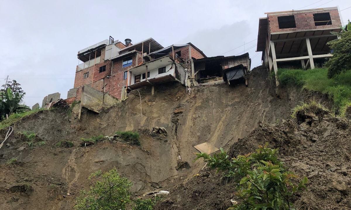 Tras fuertes lluvias en Antioquia, dos viviendas colapsaron en Copacabana, un deslizamiento tiene en graves condiciones el municipio.