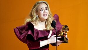 Adele se alza con uno de los Grammys más importantes de la noche. Foto: Getty Images - JC Olivera.
