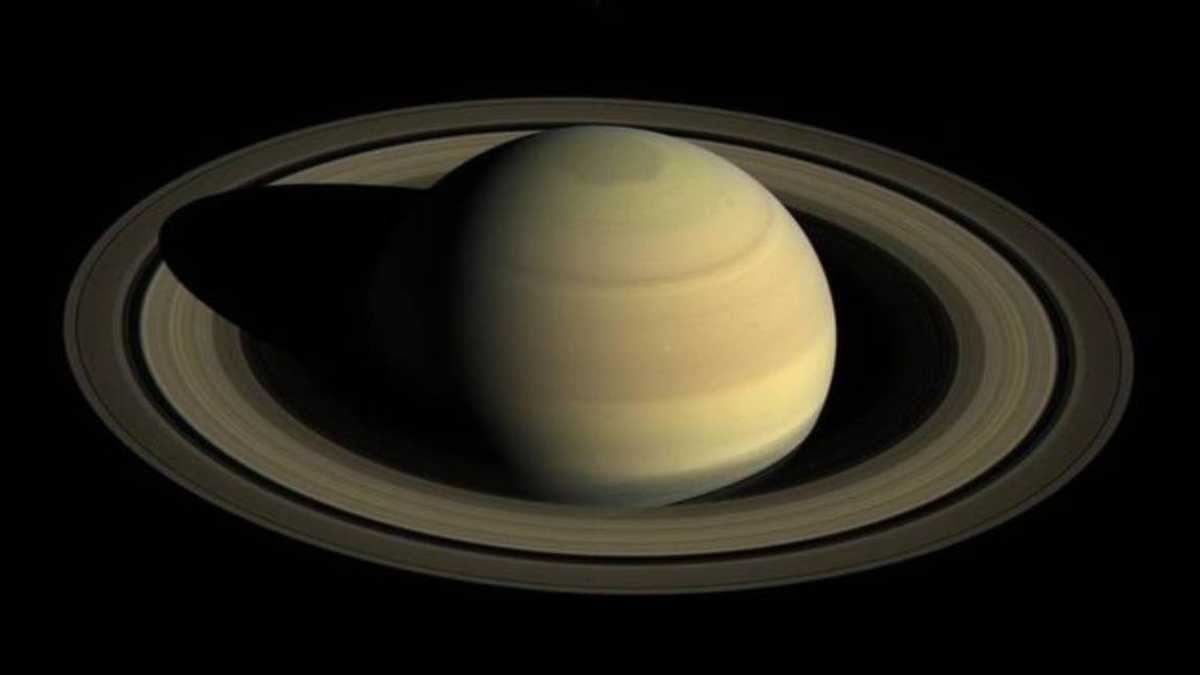 La gravedad de Saturno arrastra los anillos hacia él bajo la influencia, también, de su campo magnético. Foto: NASA/JPL-Caltech/Space Science Institute
